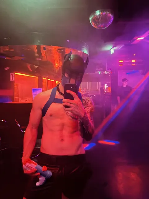 Pup Bacu in a club with purple light